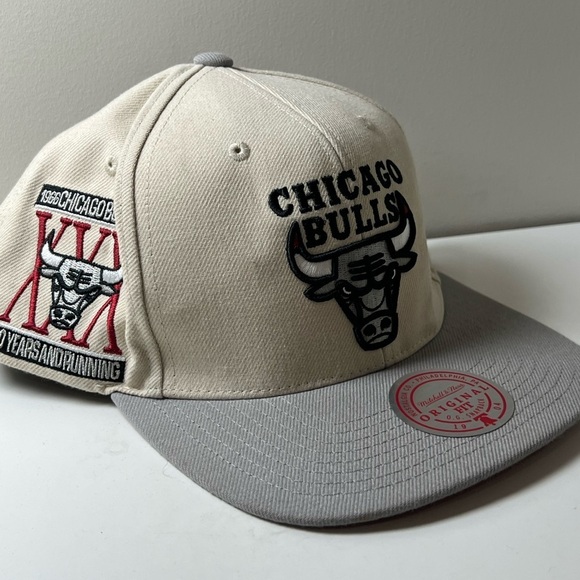 NWT Mitchell & Ness Heritage Collection Chicago Bulls Beige and Gray Hat NBA - Picture 1 of 9